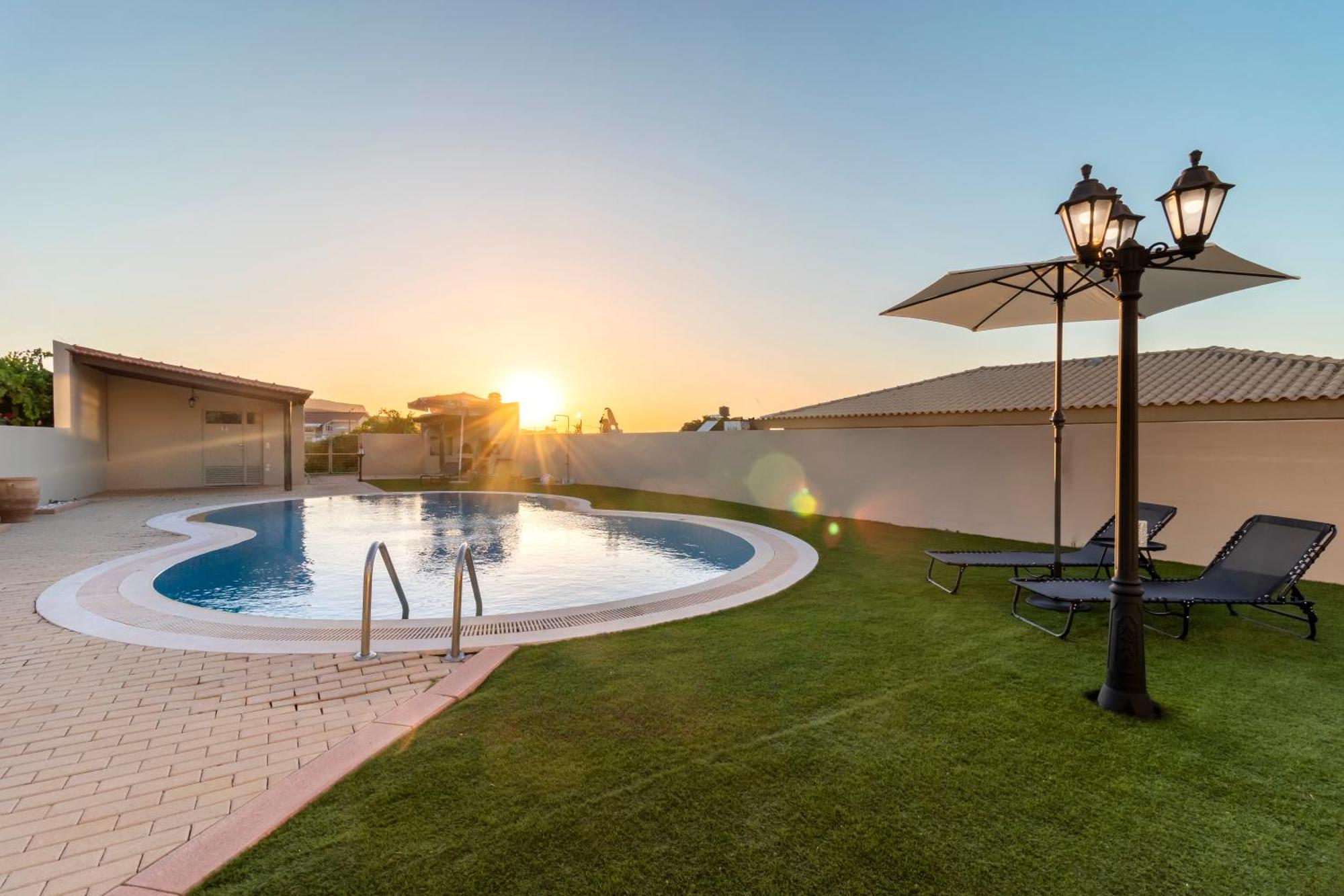 Вилла With Private Pool & Jaccuzi Close The *