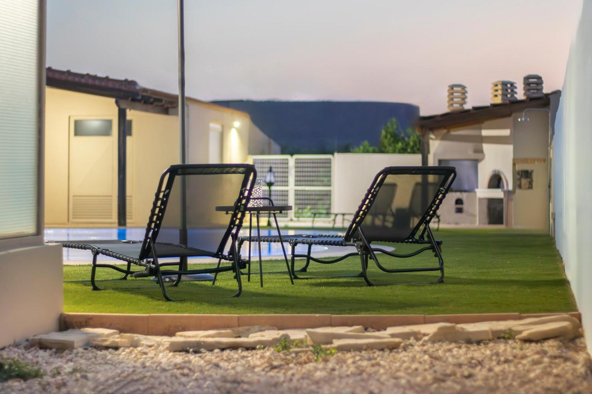 Вилла With Private Pool & Jaccuzi Close The *