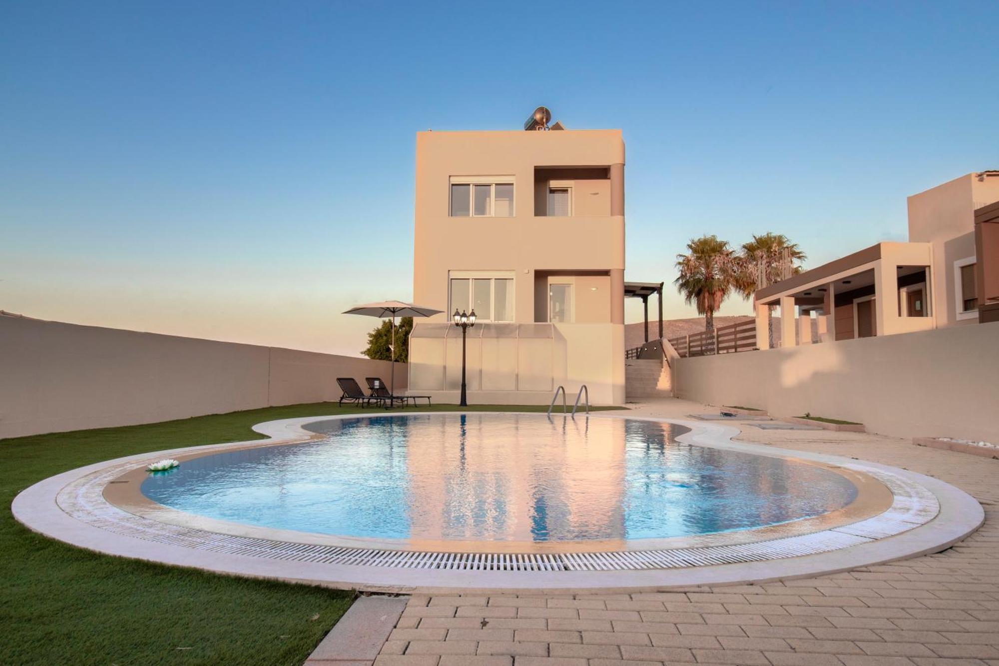 With Private Pool & Jaccuzi Close The Ираклион