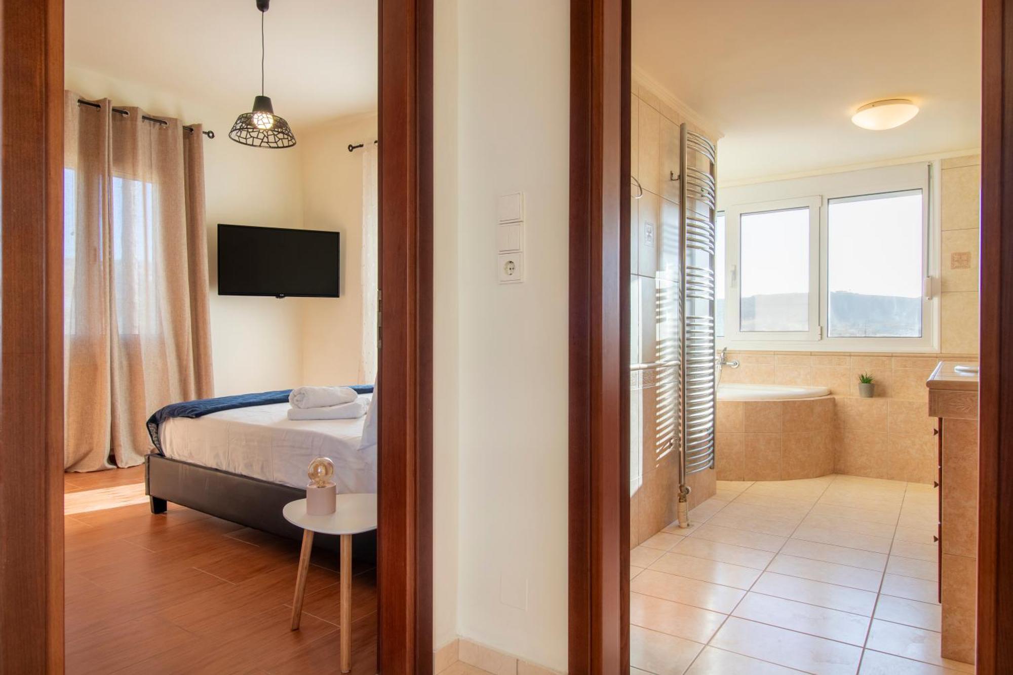 With Private Pool & Jaccuzi Close The Villa Heraklion (Crete)
