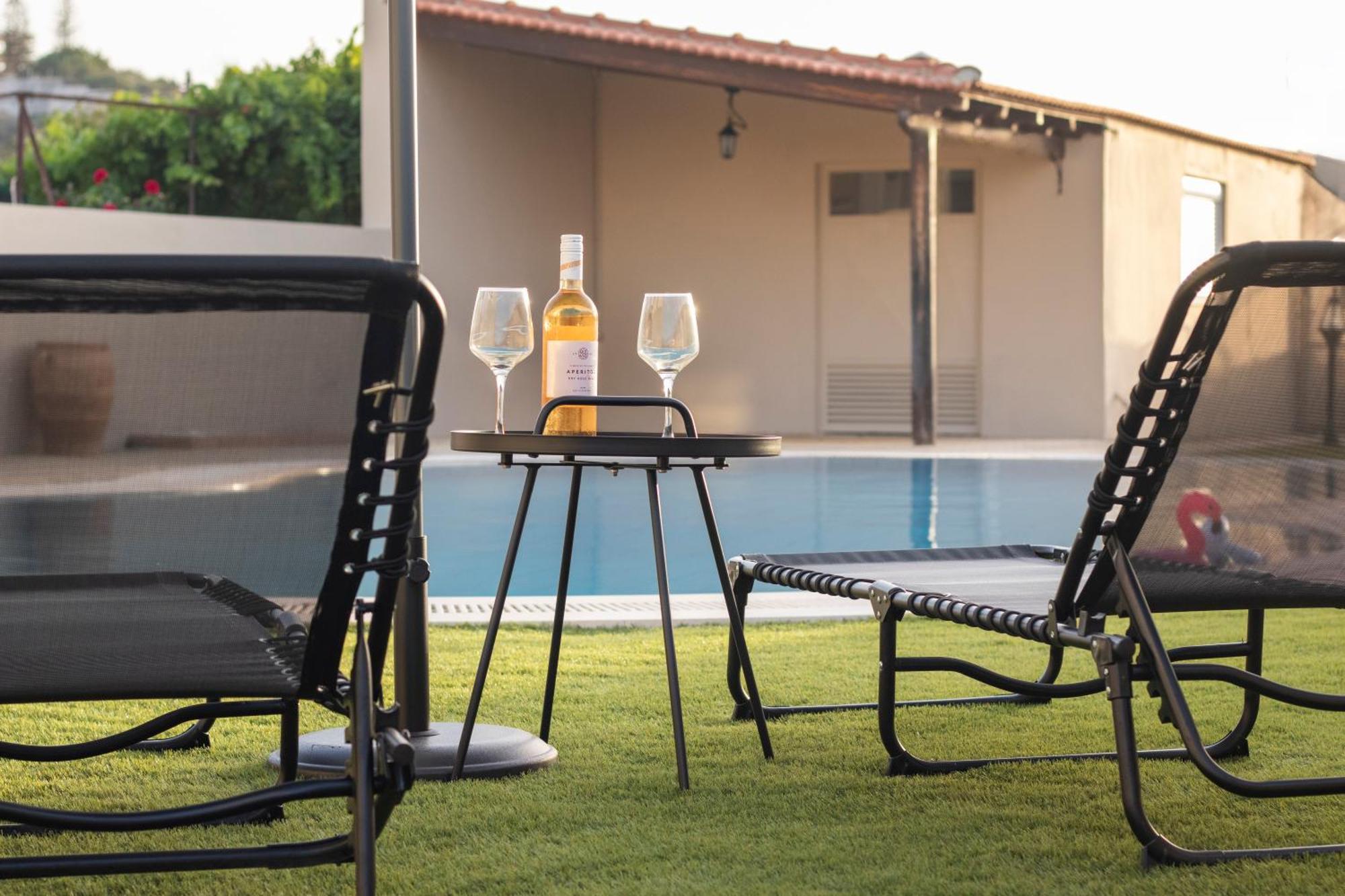With Private Pool & Jaccuzi Close The Villa Heraklion (Crete)