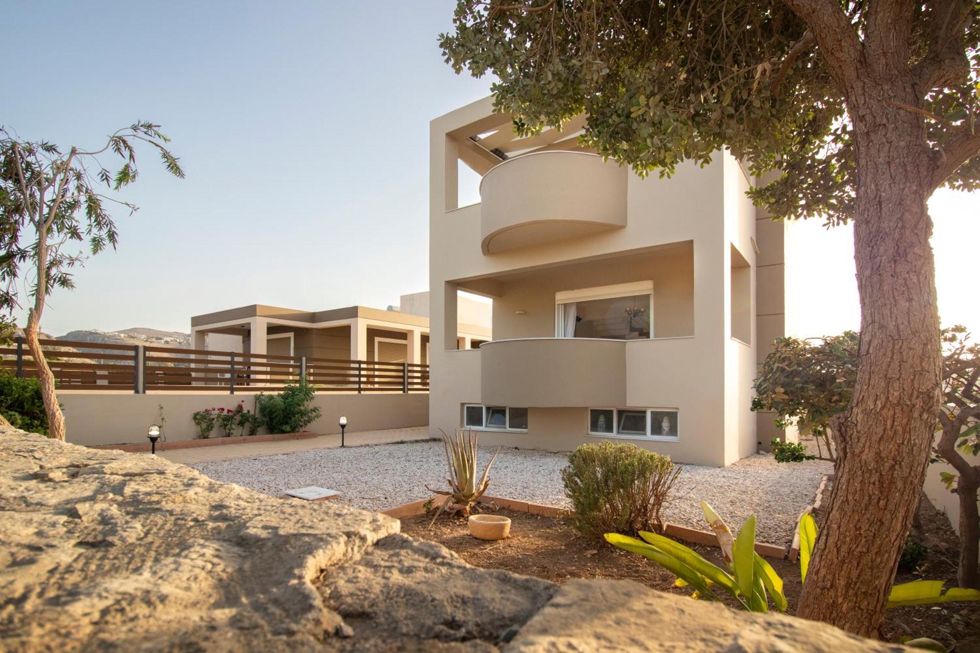 With Private Pool & Jaccuzi Close The Villa Heraklion (Crete)